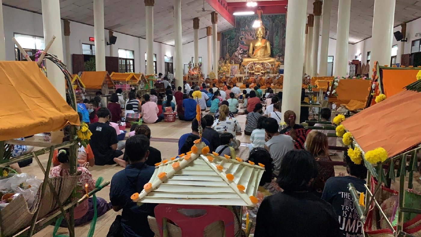 ชาวชุมชนร่วมแห่ปราสาทผึ้งเนื่องในวันออกพรรษา