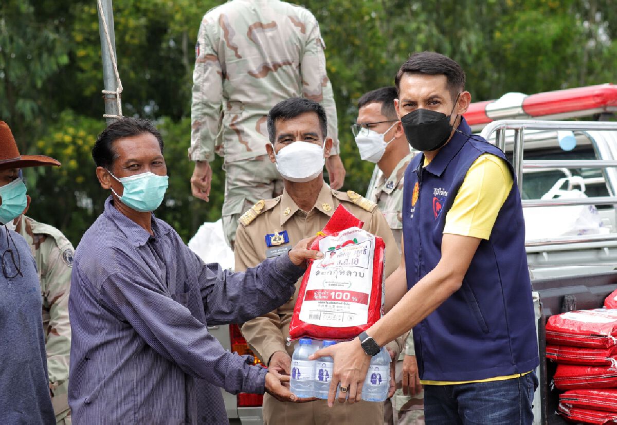 นอภ.หนองเสือ สส.พิษณุ ลงพื้นที่ มอบของช่วยชาวบ้านตำบลศาลาครุ