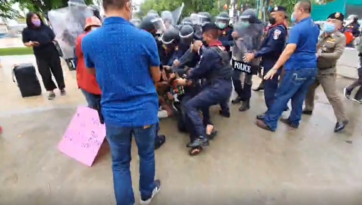 เดือด ! ประท้วงไล่ “บิ๊กป้อม” ตรวจน้ำท่วมขอนแก่น-ผู้ชุมนุมปะทะตำรวจวุ่น