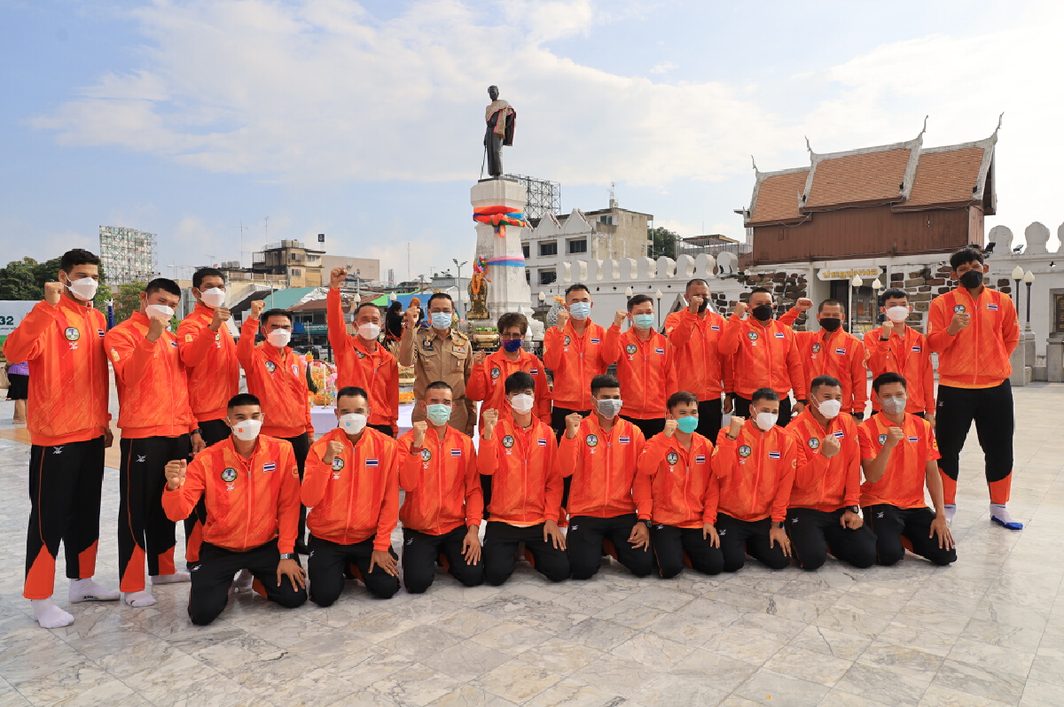 ทีมนักตบลูกยางหนุ่มสโมสรนครราชสีมาบวงสรวงย่าโมเอาฤกษ์ก่อนสู้ศึก