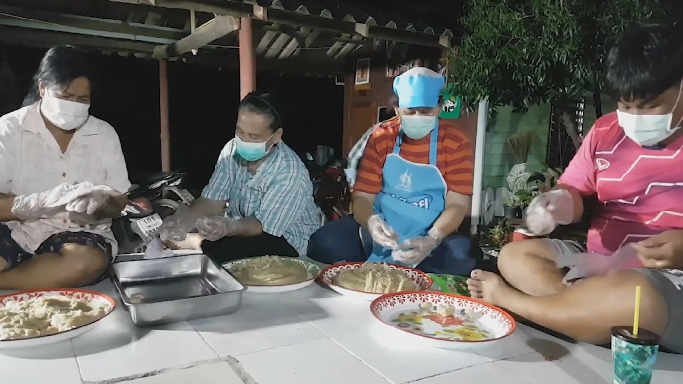 แม่ค้าสามชุกเร่งทำขนมรับงานบุญเพิ่มรายได้