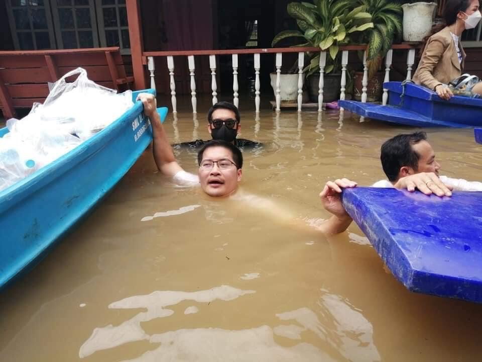 "เต้ มงคลกิตติ์" โชว์เหนือ "ธรรมนัส" ลุยน้ำลึกถึงคอแจกของน้ำท่วมอยุธยา