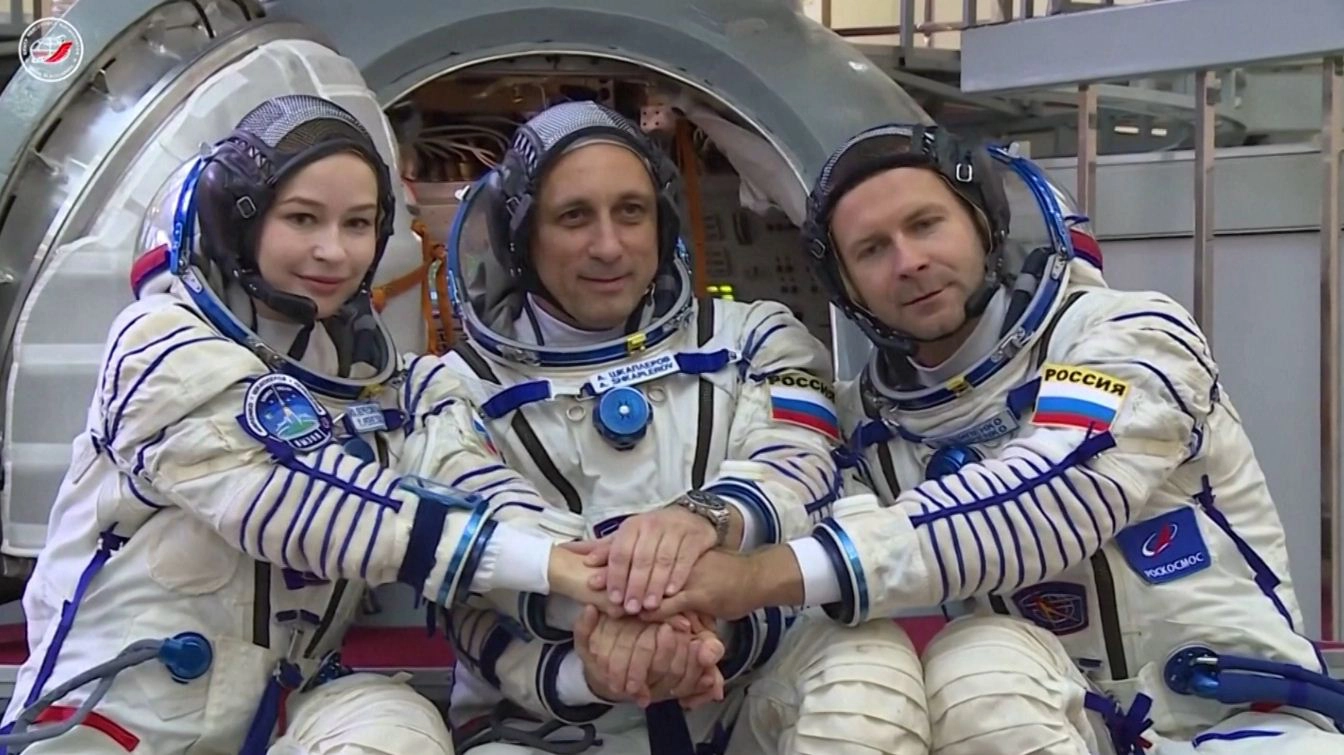 ยูเลีย เปเรซิลด์ นักแสดง, แอนทัน ชคาเพลรอฟ นักบินอวกาศมืออาชีพ,คลิม ชิเปนโก้ ผู้กำกับ ฝึกซ้อมครั้งสุดท้ายที่ศูนย์ฝึกนักบินอวกาศเมื่อวันที่ 9 ก.ย.2564