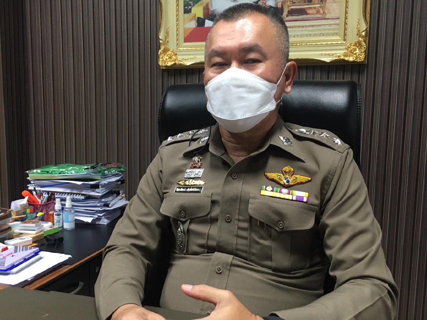 คลิปว่อนเน็ต หนุ่มหัวร้อนขับเก๋งปาดหน้าคู่กรณี ก่อนใช้ขวดปากระจกรถเจ็บ