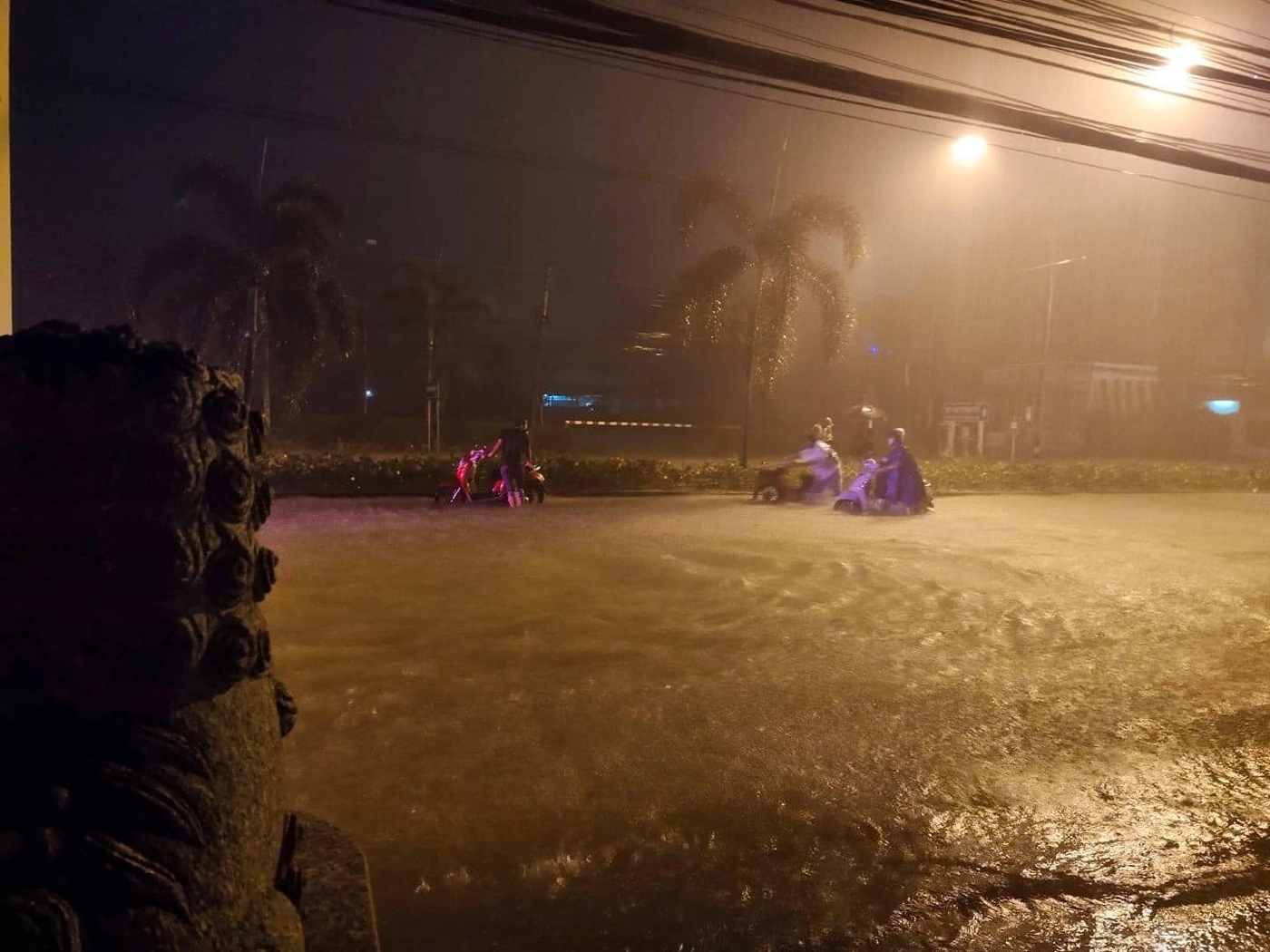 สถานการณ์น้ำท่วมบนถนนสายต่าง ๆ ในเขตตัวเมืองจันทบุรี