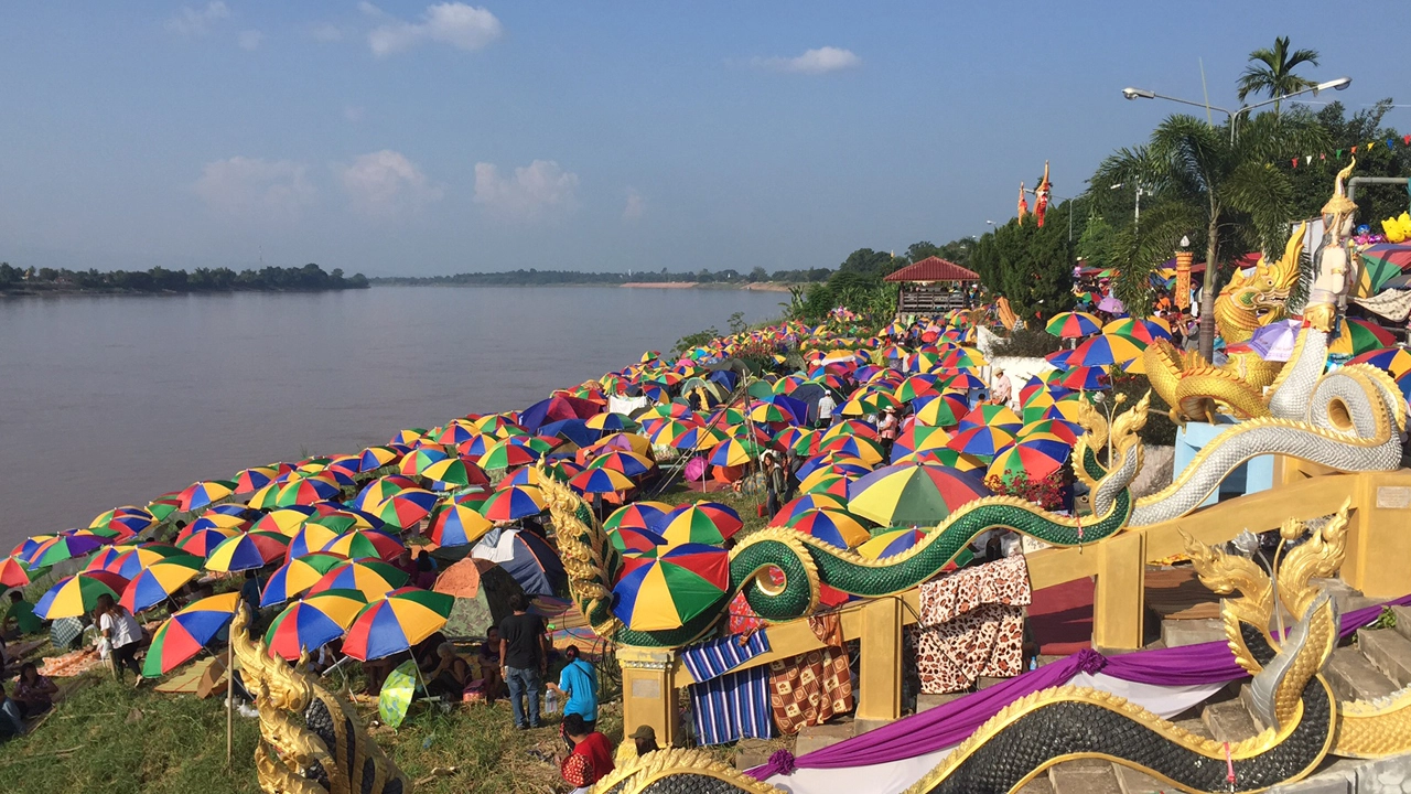 ประเพณีไหลเรือไฟ วิถีชาวอีสาน เปิดประวัติความเป็นมาและความสำคัญ