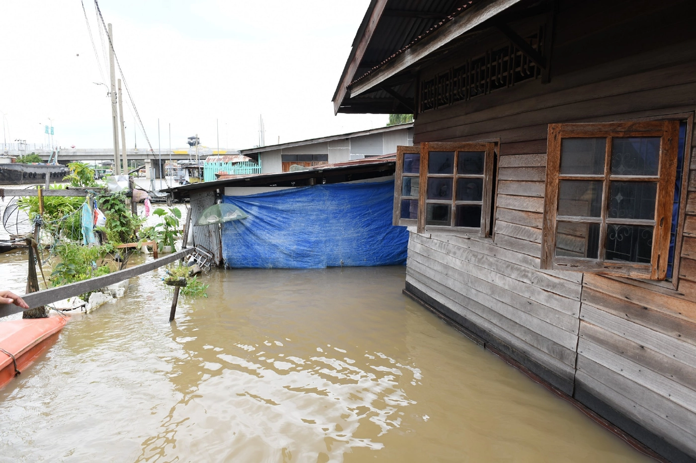 รองปลัด กทม.ลงพื้นที่บางกอกน้อย ช่วยเหลือประชาชนริมแม่น้ำเจ้าพระยา