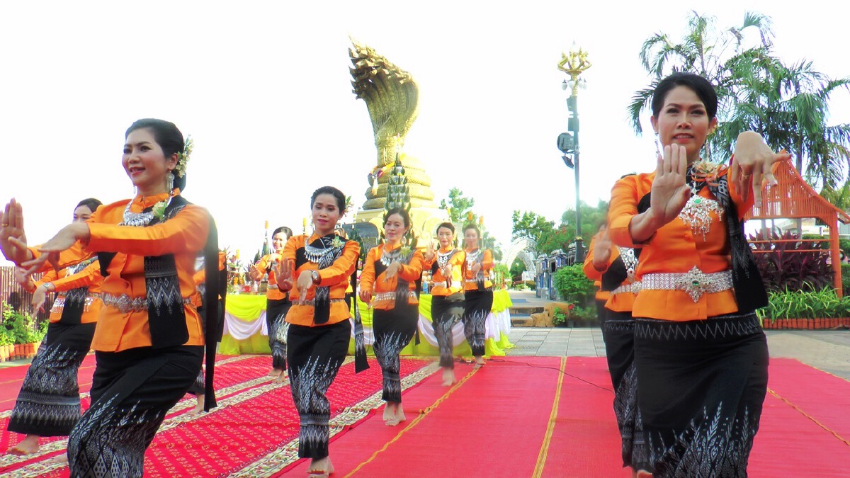 นครพนมจัดพิธีบวงสรวงพญาศรีสัตตนาคราชและตักบาตรเทโว