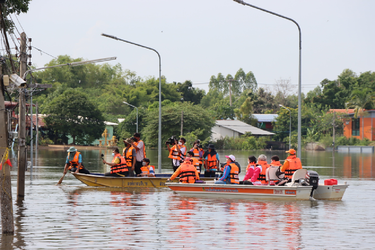 รมว.พม มอบถุงยังชีพ 1,800 ชุด ให้ชาวบางระกำ