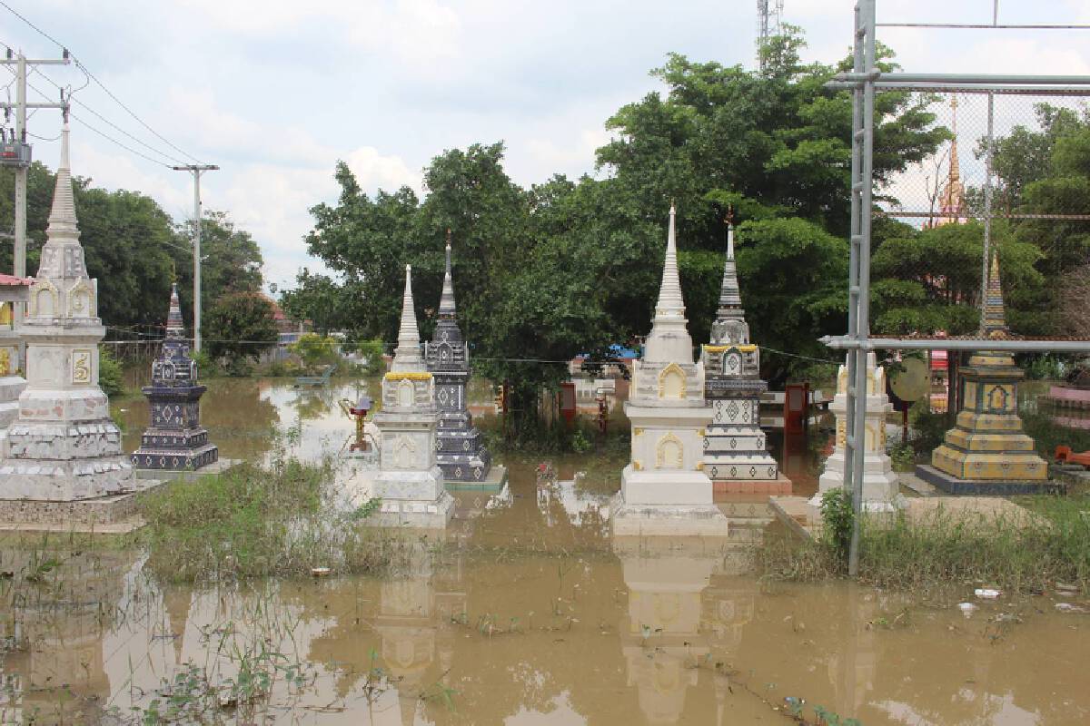 น้ำขึ้นเกือบวิกฤติ พระสงฆ์พร้อมชาวบ้านเร่งกรอกกระสอบทราย