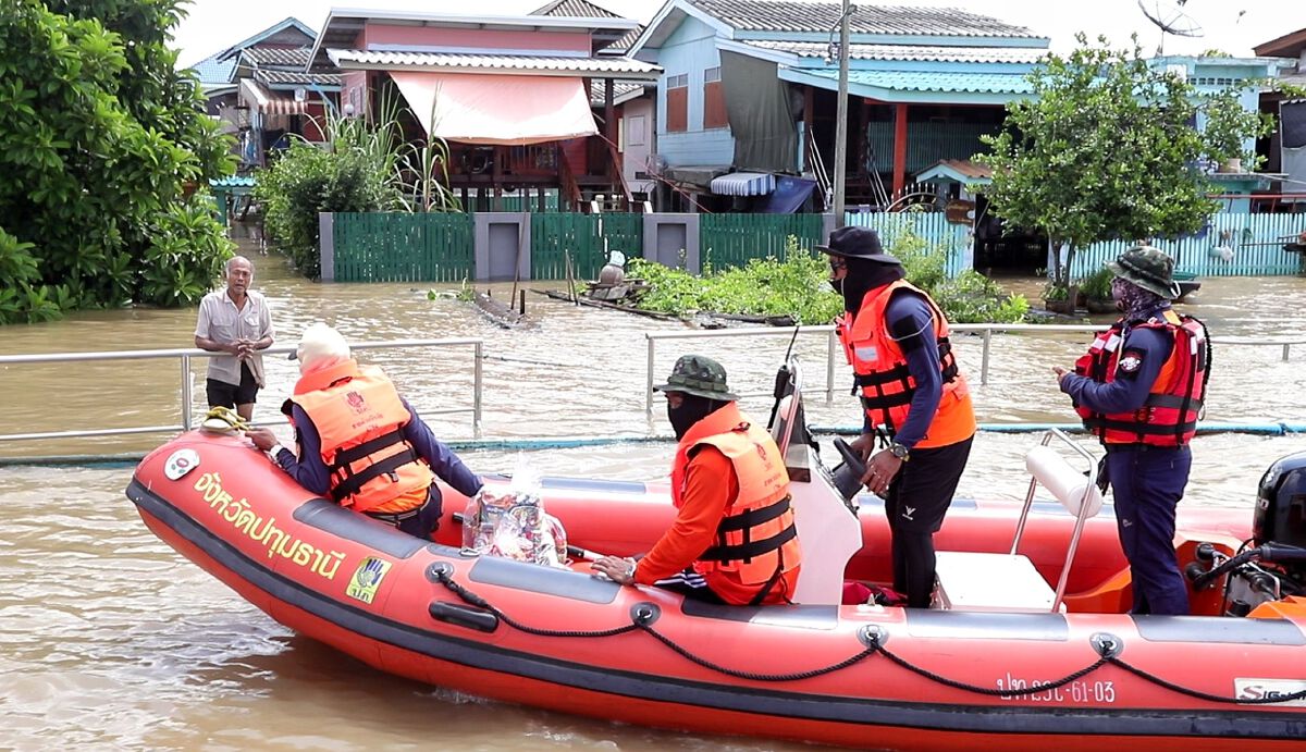 ผู้ว่าฯหมูป่าลุยตรวจน้ำท่วม มั่นใจไม่เท่าปี 54 สั่งเข้มเรือทุกชนิดขับช้า