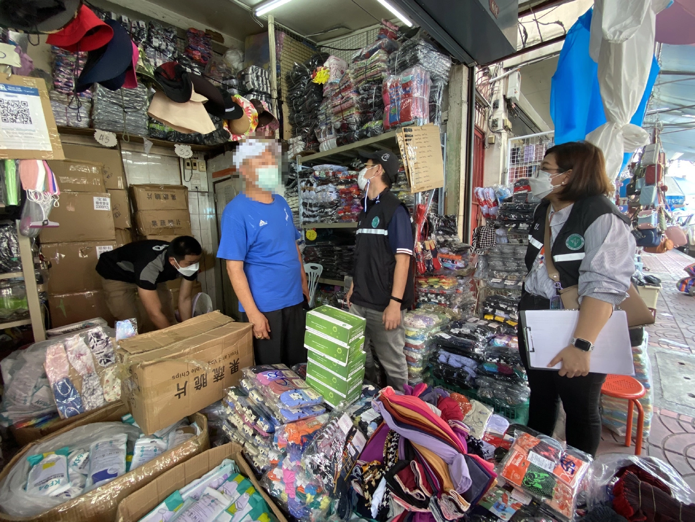 ตำรวจจับมือ อย. ค้นสำเพ็งแอบขาย ATK เถื่อนกว่า 5 พันชุด