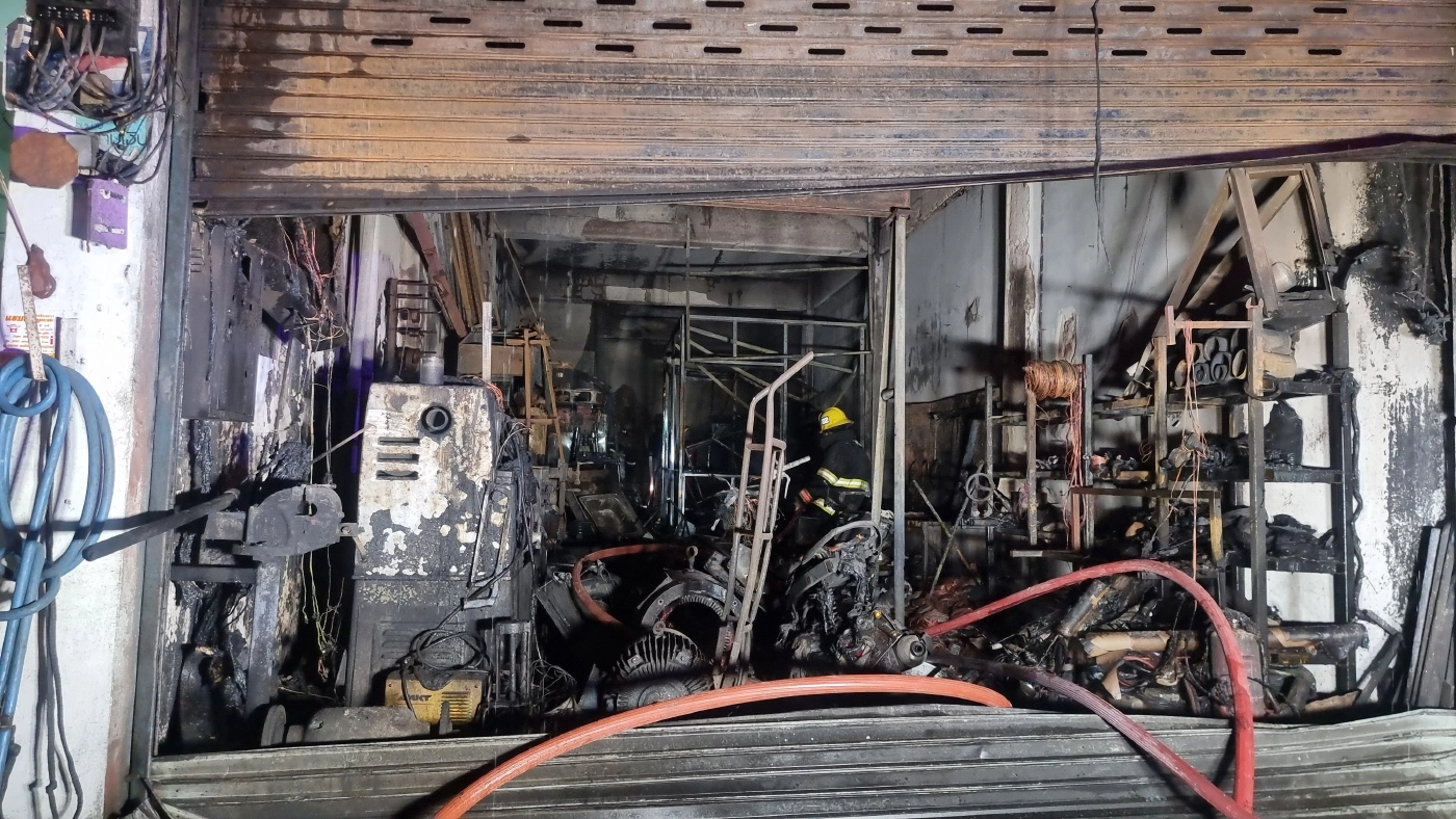 ไฟไหม้ร้านมอเตอร์เซอร์วิส 3 ชีวิตพ่อแม่ลูกหวิดถูกย่างสด