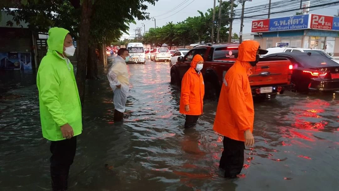 หลายเขตพร้อมรับสถานการณ์ฝน เร่งช่วยเหลืออำนวยความสะดวกให้กับประชาชน