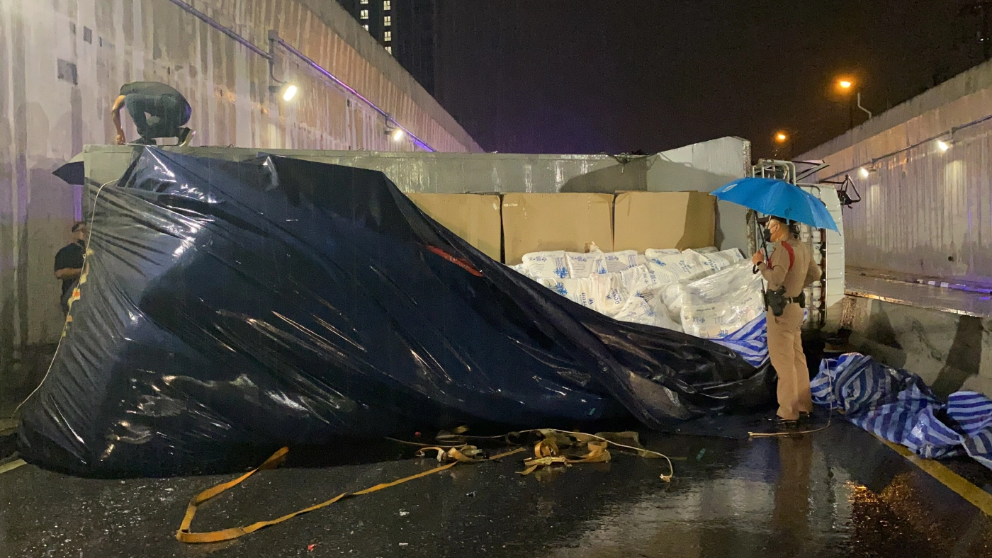 สิบล้อพลิกคว่ำ ปิดทางลอดอุโมงค์แยกเกษตร