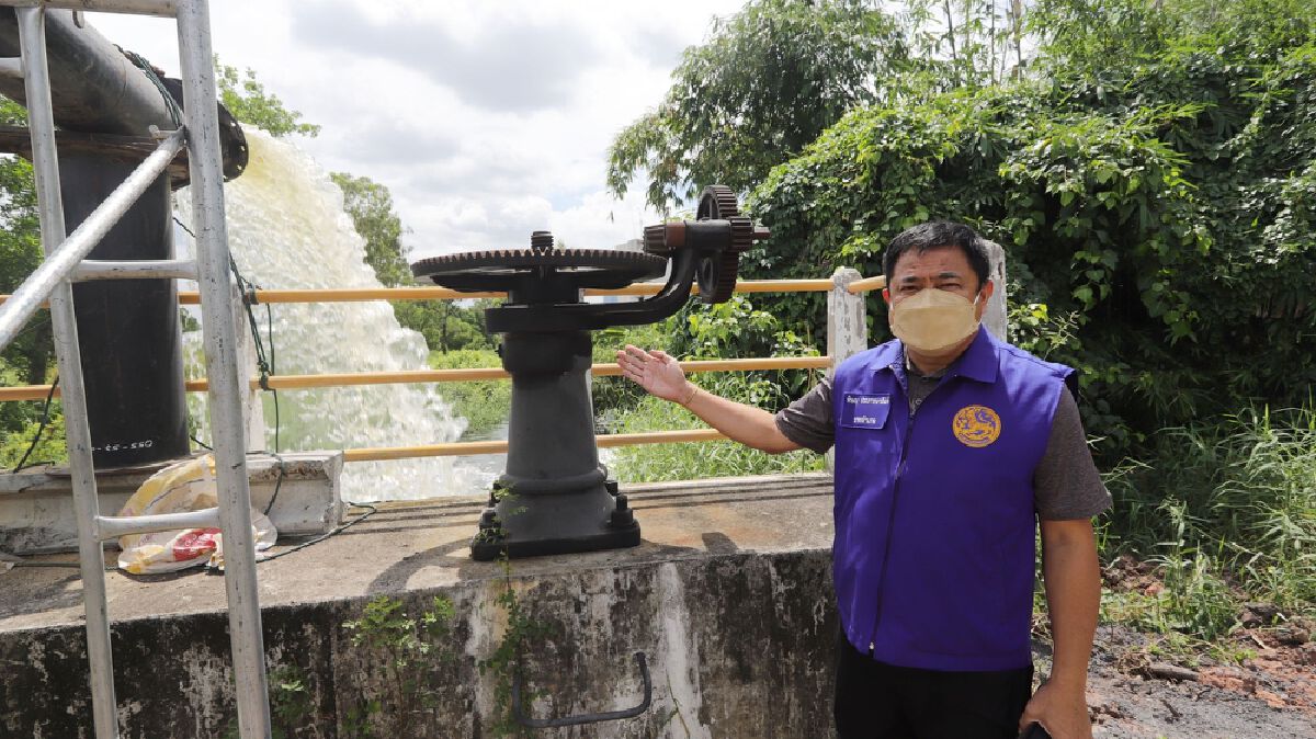 นอภ.เมืองปทุมธานีลุยเคาะประตูบ้านช่วยน้ำท่วม