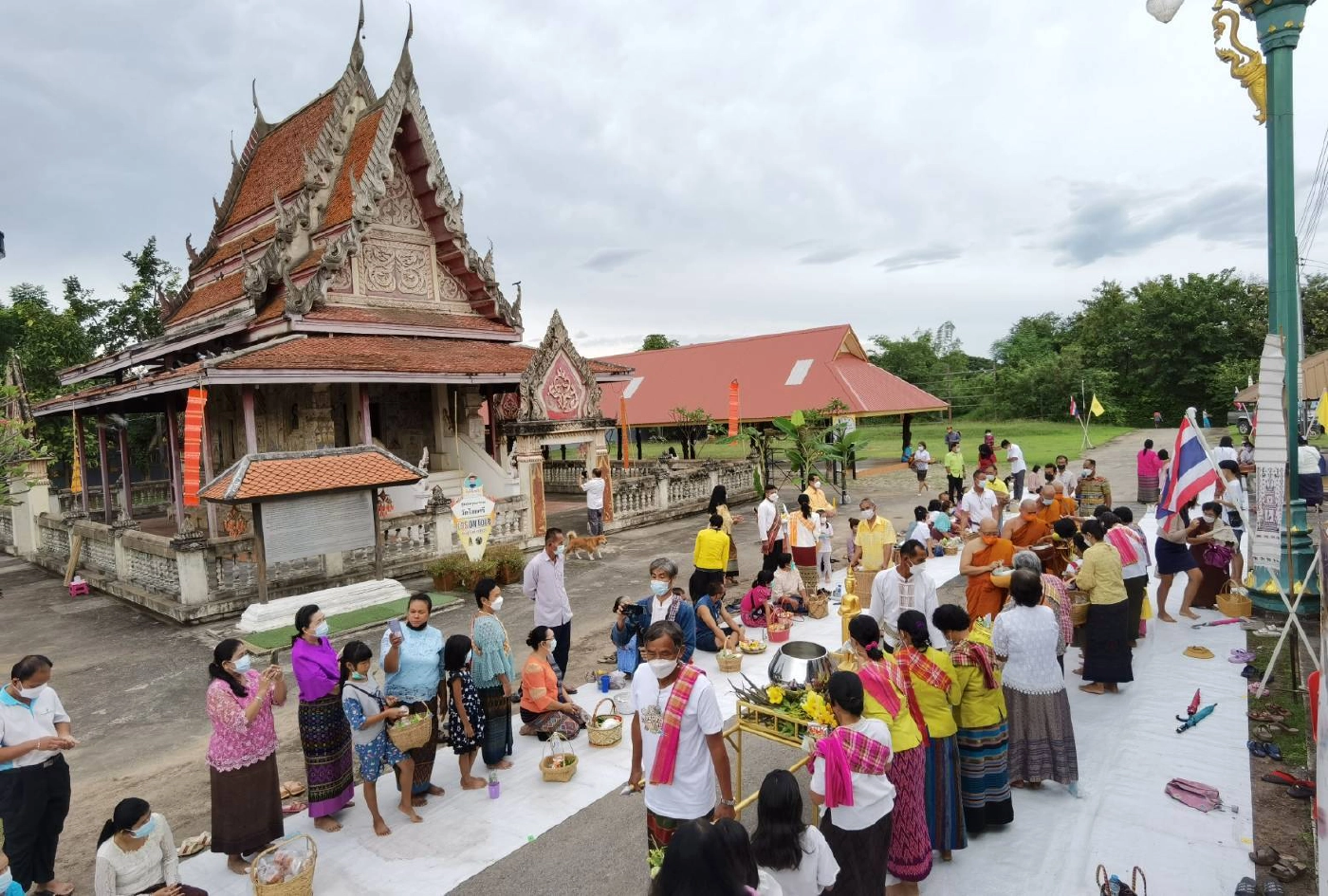 ชาวชุมชนสาวะถีร่วมตักบาตรเทโวหลังวันออกพรรษา