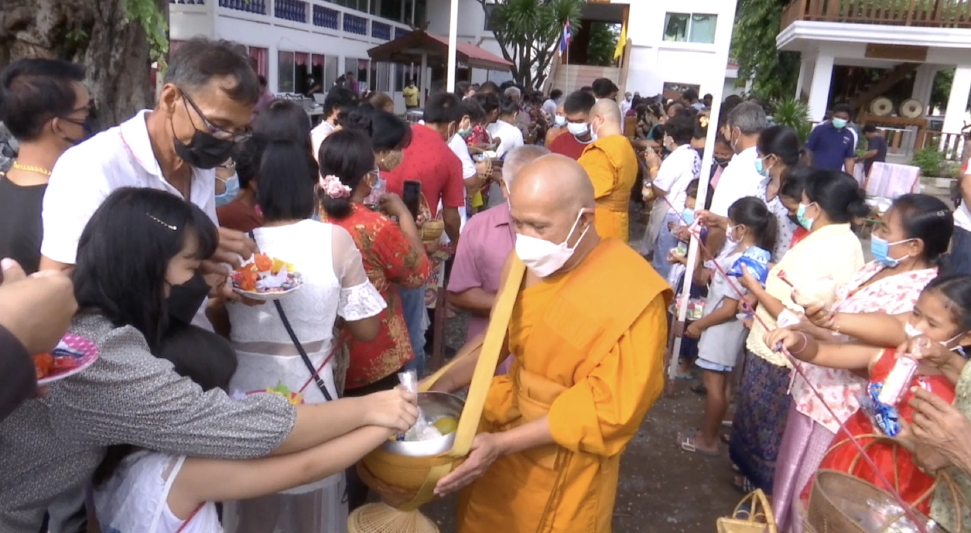 หนึ่งเดียวในโลก ชาวไทยเบิ้งลพบุรี สืบสานประเพณี 100 ปี ตักบาตรลูกอม