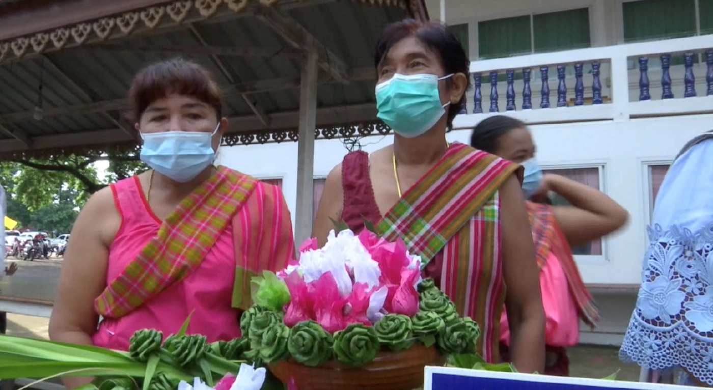 หนึ่งเดียวในโลก ชาวไทยเบิ้งลพบุรี สืบสานประเพณี 100 ปี ตักบาตรลูกอม