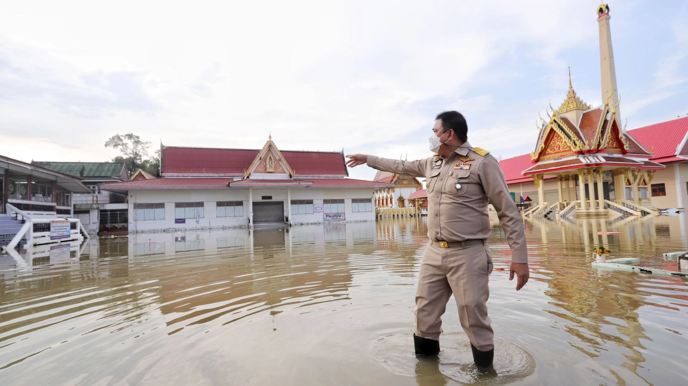 นอภ.เมืองปทุมธานี ลงพื้นที่ช่วยพระ ชาวบ้าน ทำคันกั้นน้ำ