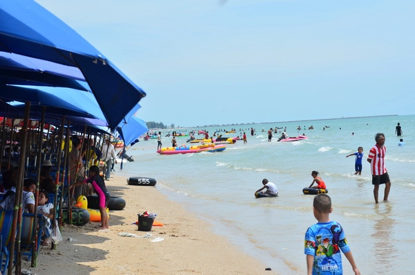 โครงการเราเที่ยวด้วยกัน หาดชะอำ นทท.ใช้สิทธิจองห้องพักกันคึกคัก