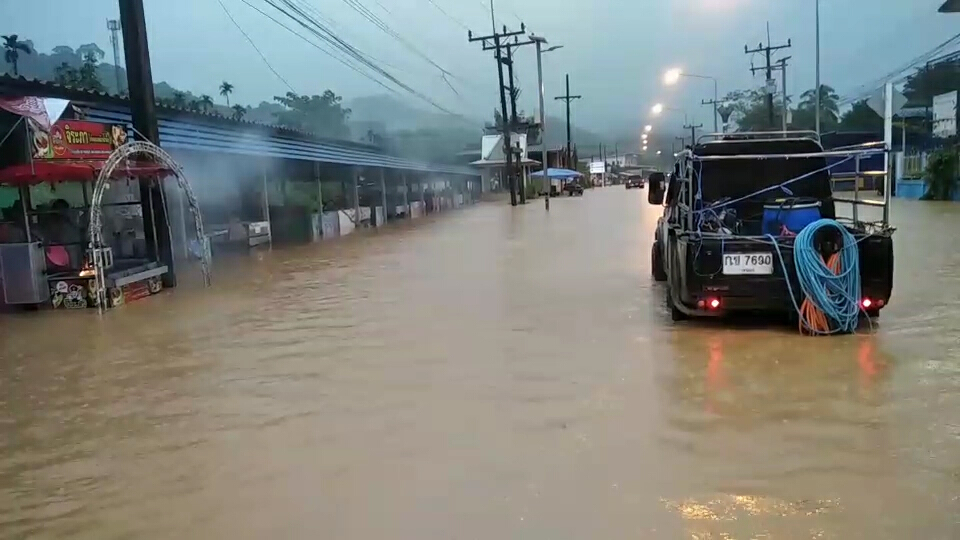 ระนองน้ำท่วมหลายพื้นที่ดินถล่มเส้นทางสัญจรไม่ได้