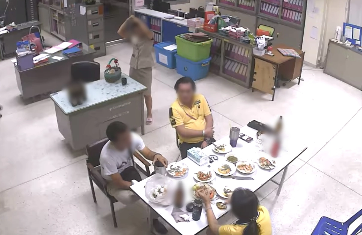 เผยคลิปดัง! ข้าราชการตั้งวงดื่มเบียร์ภายในสนง.ราชการ