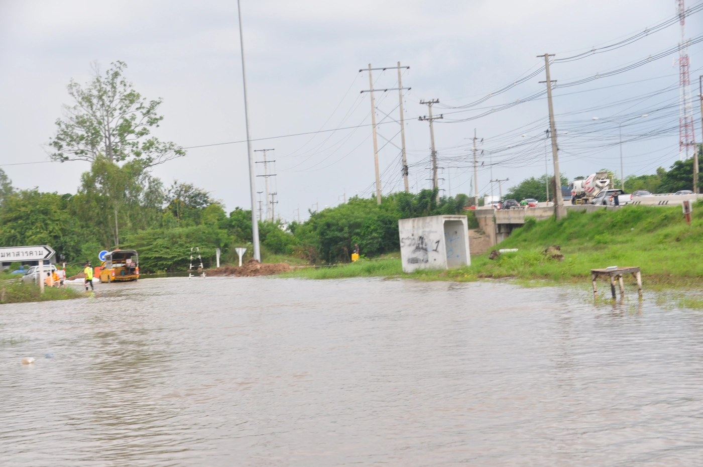 น้ำชีเอ่อล้นท่วมอุโมงค์ทางลอดใต้สะพานท่าขอนยาง-มมส.