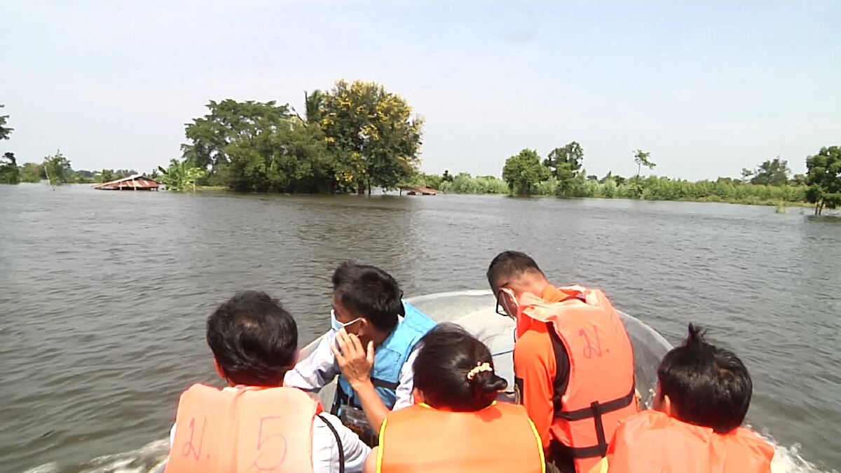 ชาวบ้านม่วงใหญ่ อ.โกสุมพิสัย ยังต้องสัญจรโดยเรือไปอีก 1 เดือน