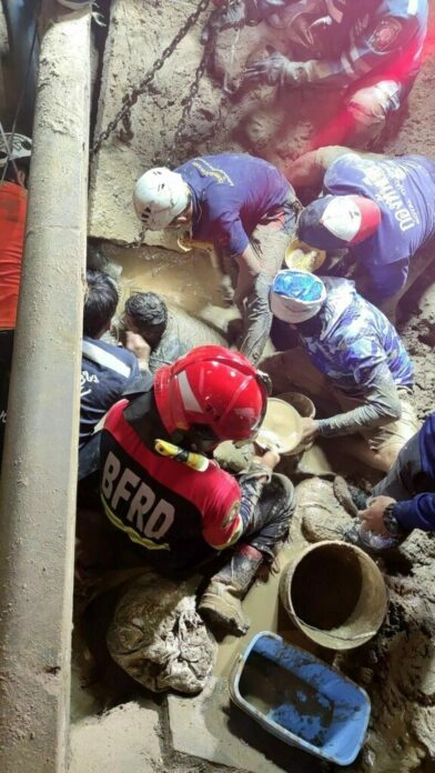 เกิดเหตุดินสไลด์ทับคนซ่อมท่อประปา 2 คน จนท.เร่งช่วยเหลือ