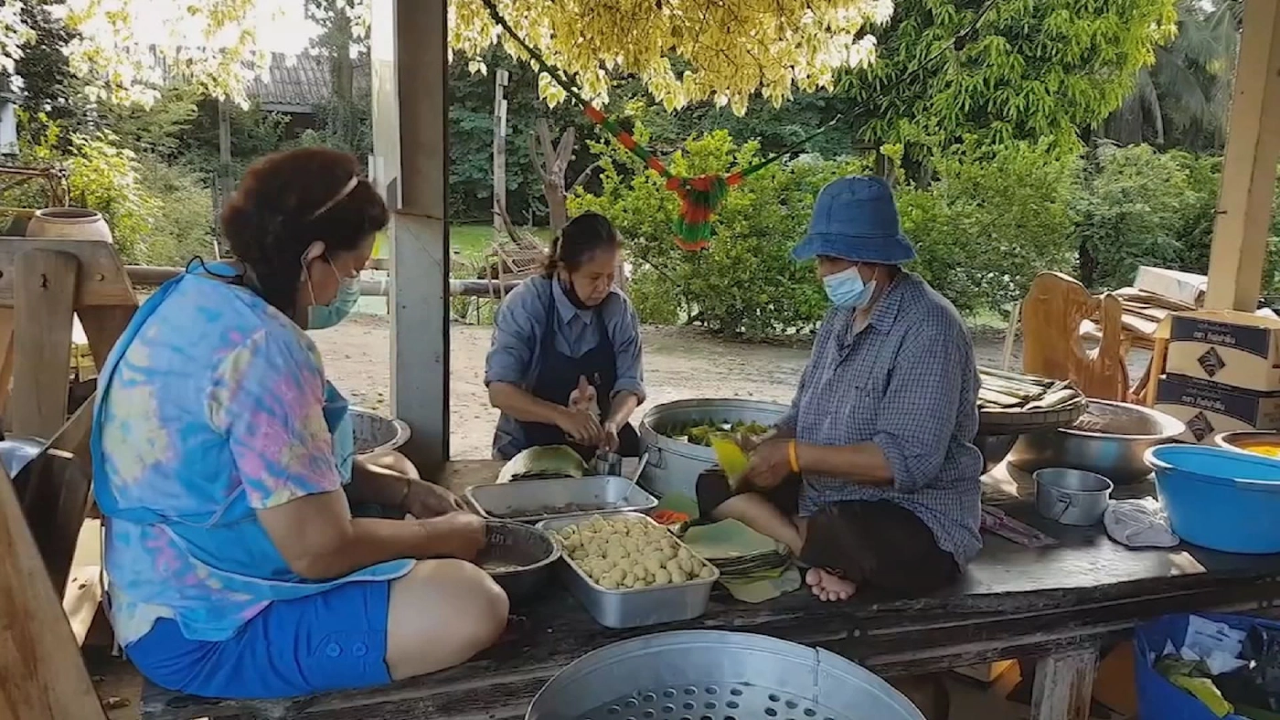 แม่ค้าสามชุกเร่งทำขนมรับงานบุญเพิ่มรายได้