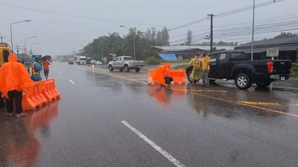 ดินภูเขาถล่มปิดถนน จุดควนแม่ยายหม่อน รถไม่สามารถผ่านได้
