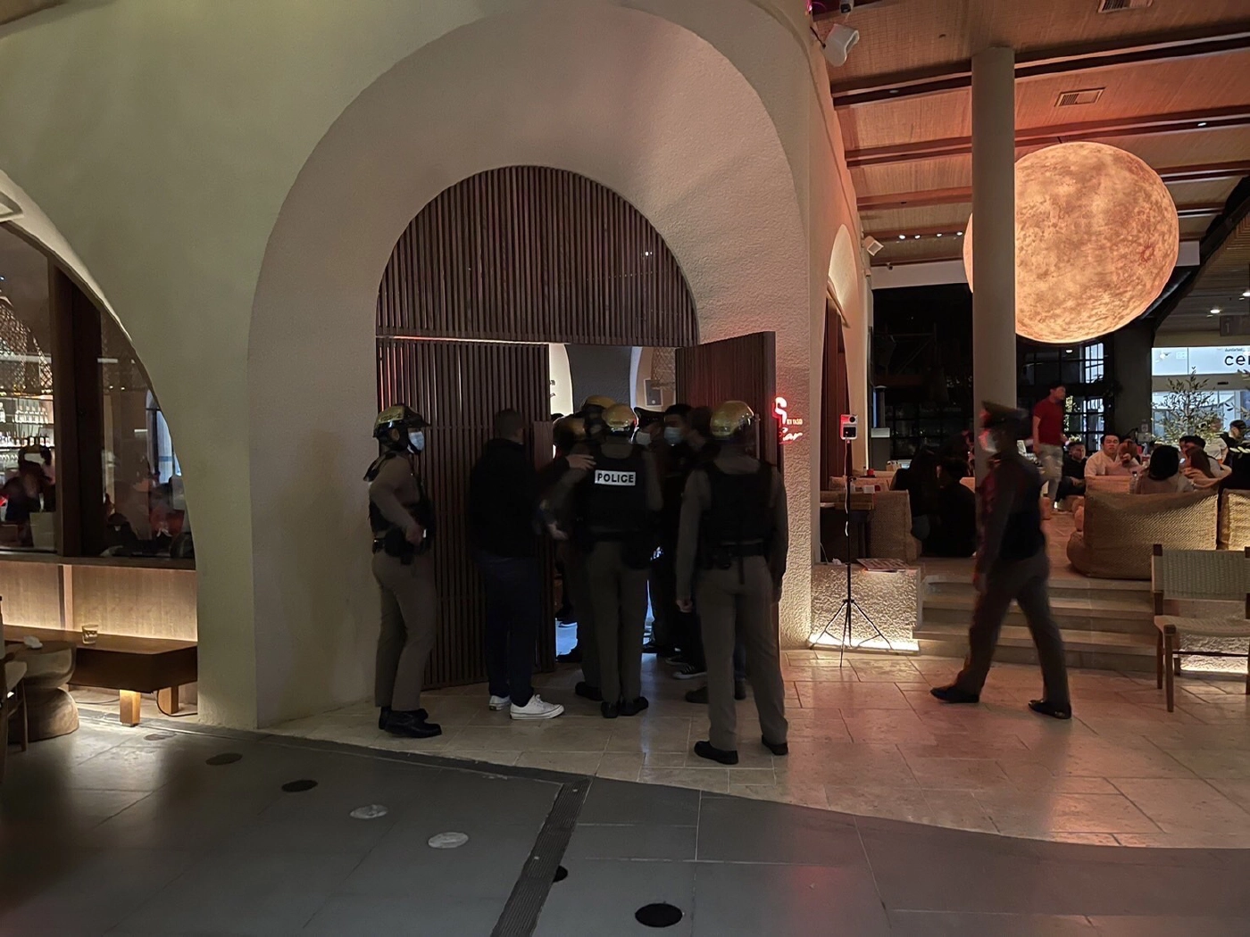 ตร.ยื่นฟ้องศาลฯวันนี้นักเที่ยว 93 คน เร่งสอบนัดรวมตัวหรือไม่