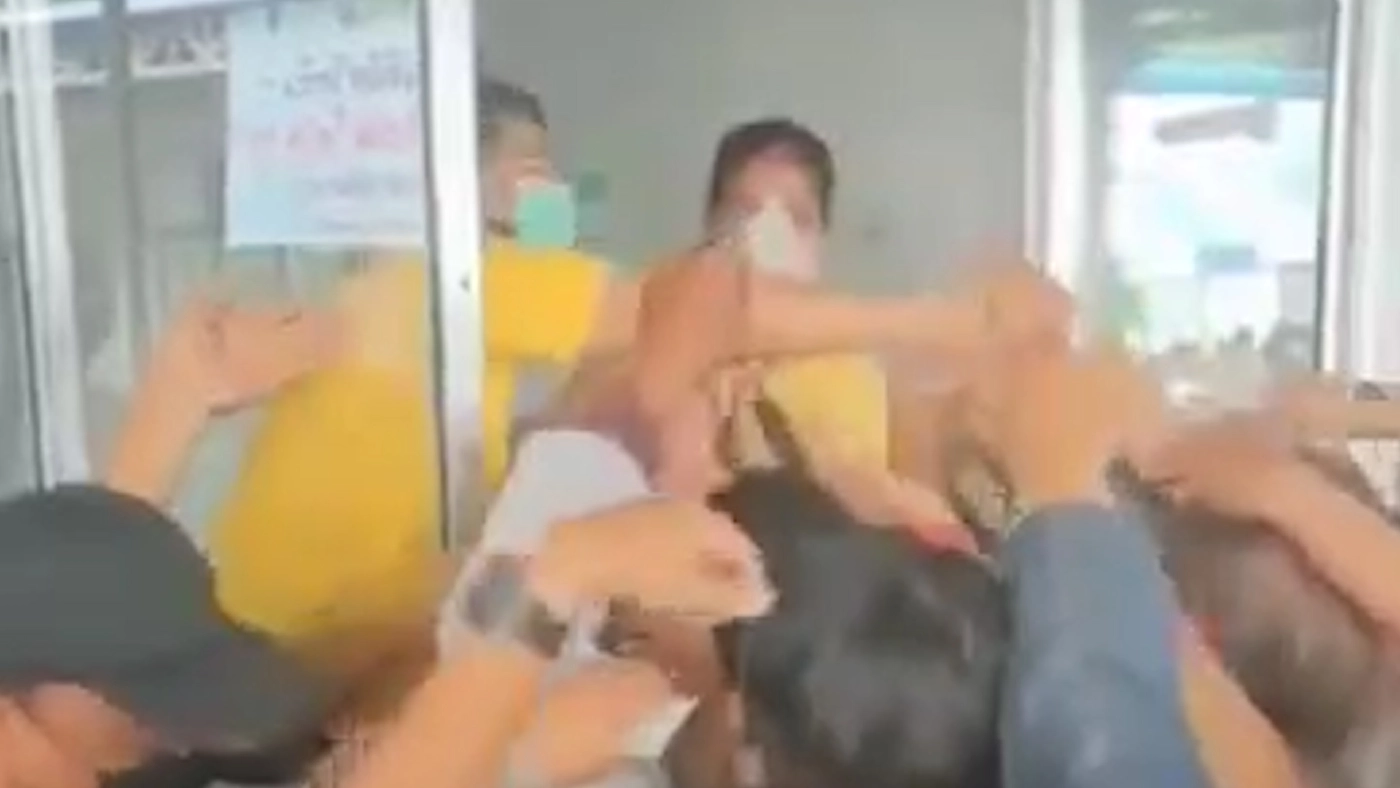 รพ.ปางศิลาทองอลหม่าน-แย่งบัตรคิววัคซีน