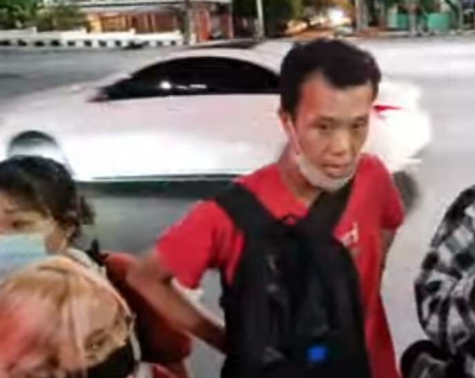 ม็อบกีป่วน รวมตัวแยกผ่านฟ้า จุดไฟ-ปาระเบิดใส่ คฝ. เจอแก๊สน้ำตาโต้กระเจิง