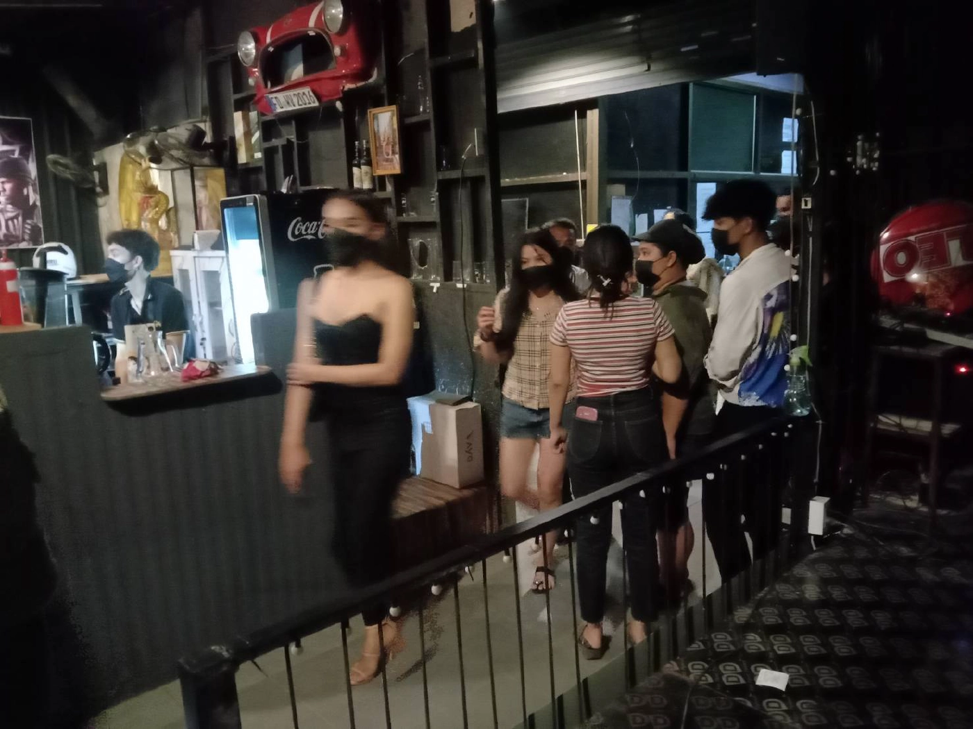 งามหน้า บุกจับสถานบริการฝ่าฝืน พ.ร.ก. ฉุกเฉิน กลางเมืองโคราช