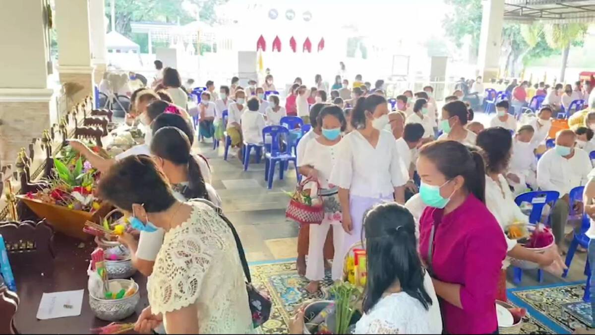 ชาวพะเยาแห่เข้าวัดทำบุญ-รับวันออกพรรษา