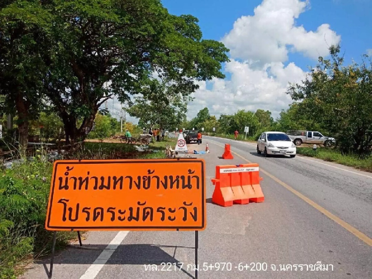 เผยภาพน้ำท่วมทางหลวง ผ่านไม่ได้ 15 จังหวัด รวม 21 เส้นทาง