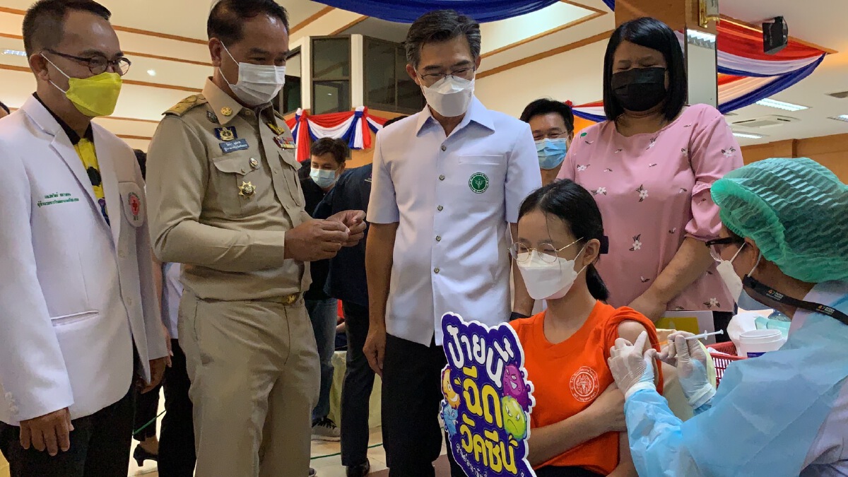 โฆษกศบค.ร่วมลั่นกระดิ่งคิกออฟฉีดวัคซีนโควิดแก่นักเรียนที่ศรีสะเกษ