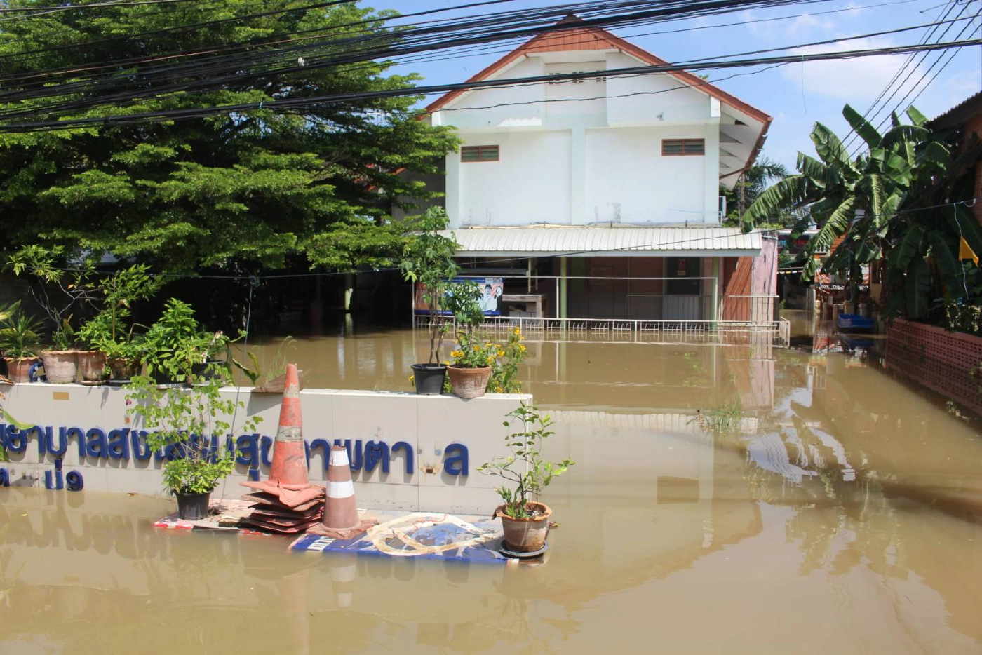 ตลาดอิงน้ำสามโคกกลายเป็นเมืองบาดาล หลังน้ำเอ่อล้นจากแม่น้ำเจ้าพระยา