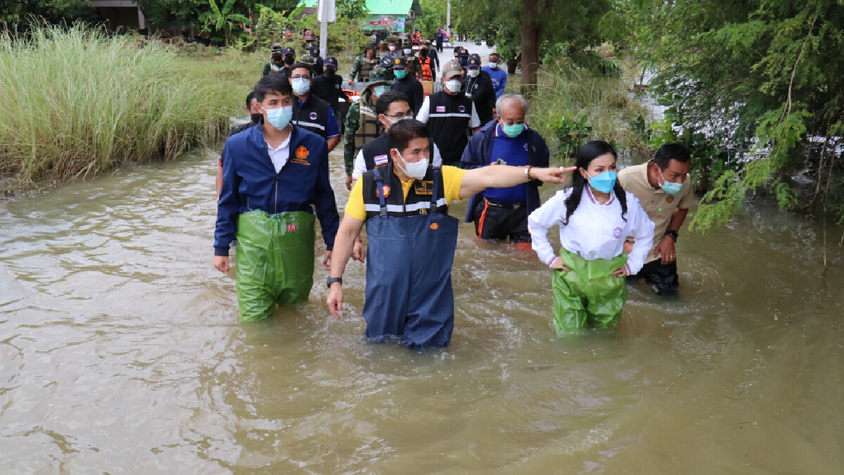 ร.อ.ธรรมนัส ลงพื้นที่โคราช เจอทั้งกองเชียร์และชูป้ายให้รัฐเยียวยา