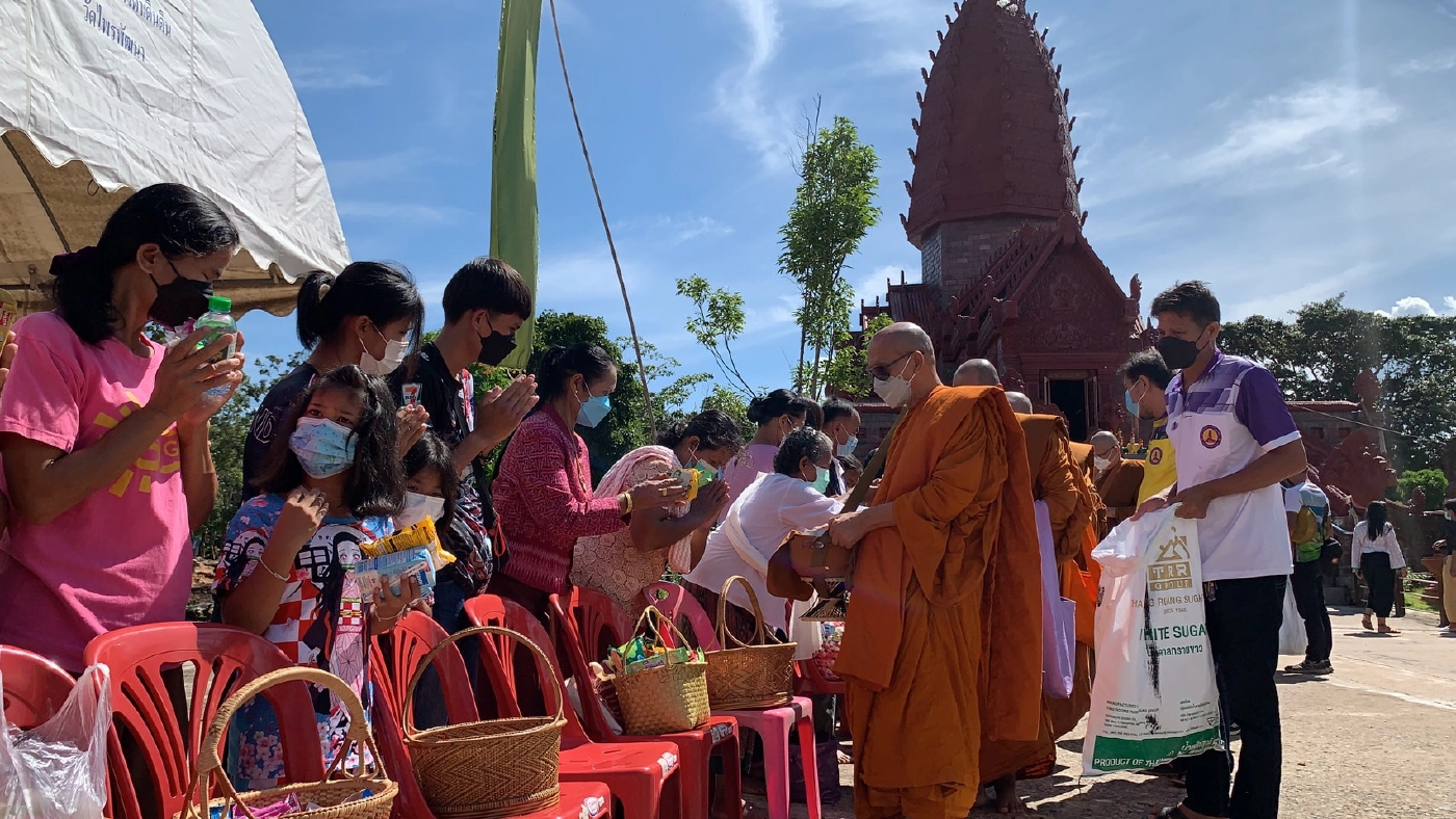 ชาวบ้านตามแนวชายแดน ทำบุญตักบาตรเทโว ที่วัดไพรพัฒนา