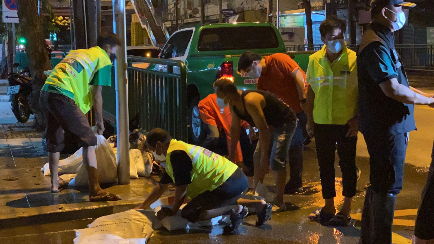 น้ำเอ่อล้นตลิ่งริมแม่น้ำเจ้าพระยา ท่วมซอยสามเสน 23 เขตดุสิต