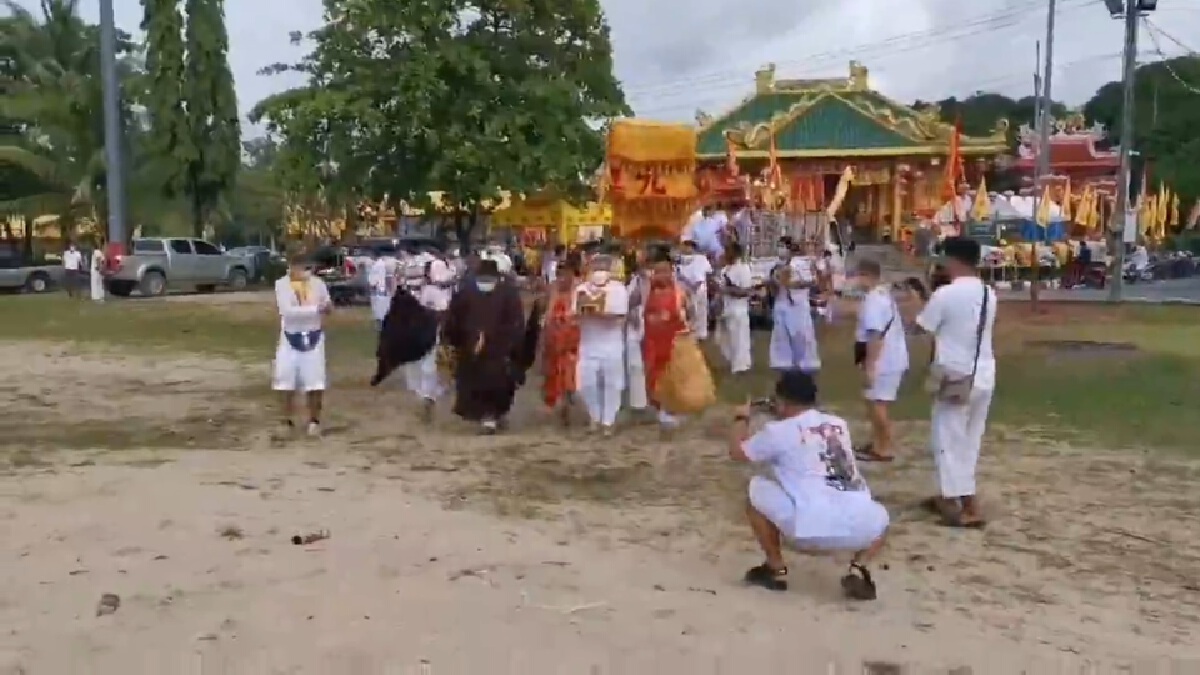 แห่พระรอบเมืองถือศีลกินผักภูเก็ต ตามมาตรการป้องกันโควิด-19