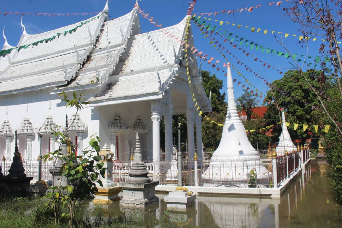 ระดับน้ำขึ้นสูงท่วมเจดีย์มอญวัดท้ายเกาะ พระเณรต้องใช้เรือออกบิณฑบาต