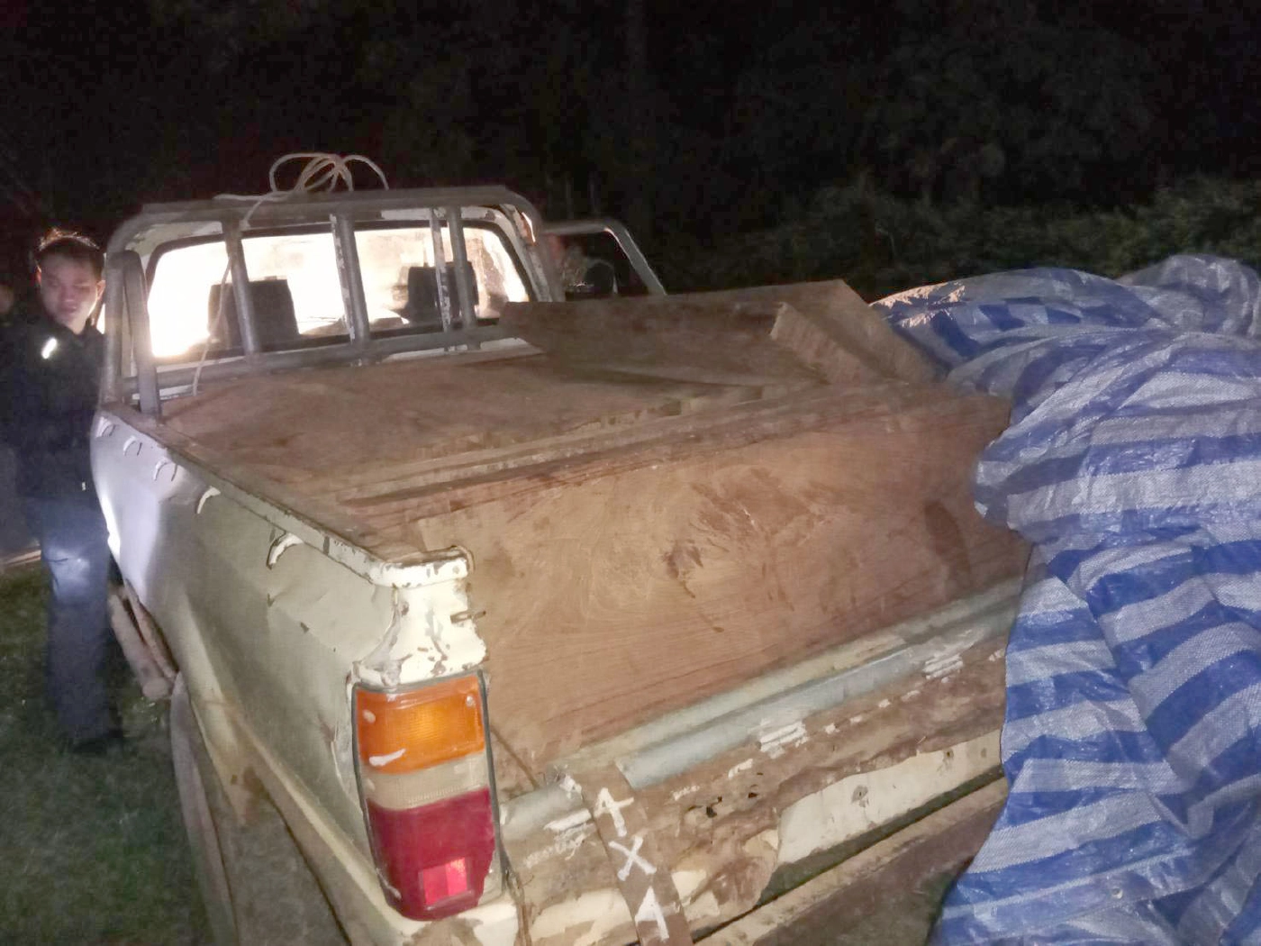 ไล่ล่ามอดไม้ซิ่งกระบะหนี-ยึดไม้เต็มท้ายรถ