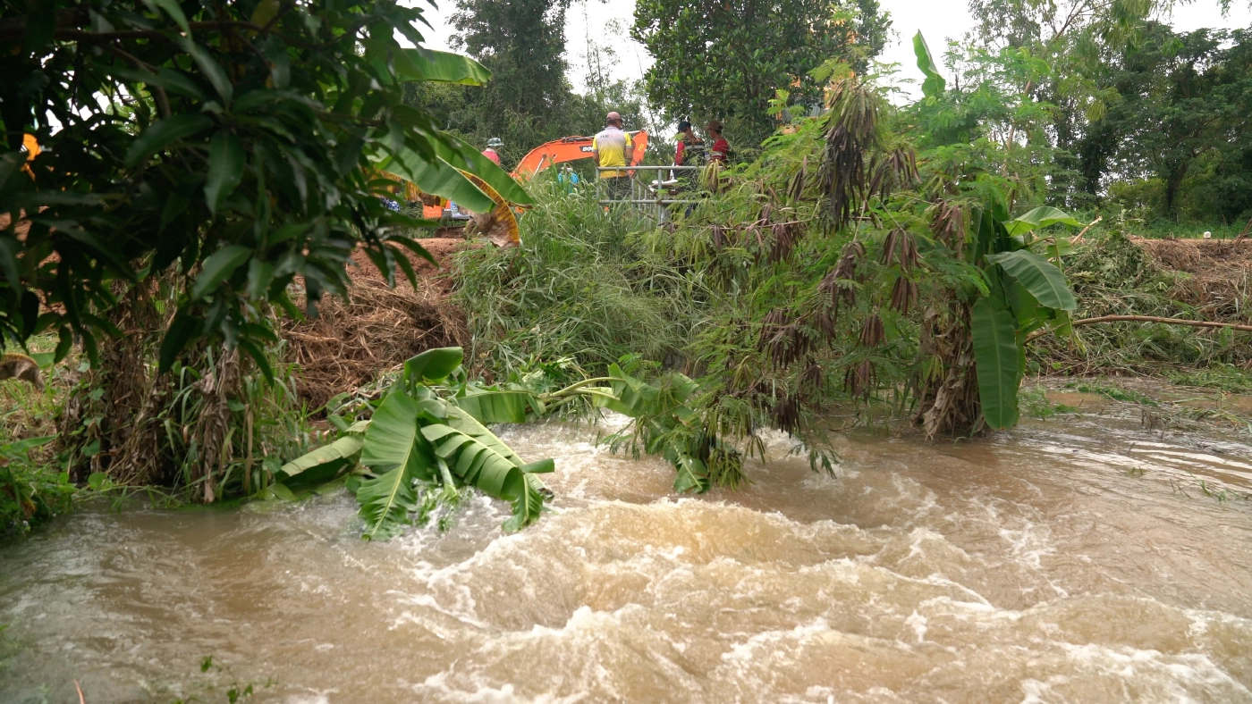 ชลประทานขอนแก่นเร่งซ่อมท่อลอดพนังกั้นน้ำ หลังน้ำชีหนุนจนชำรุด