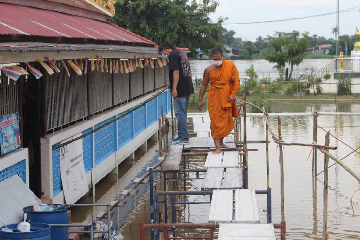 ชาวบ้านรอบวัดไก่เตี้ยถูกภัยน้ำท่วมกว่า 1 เมตรการสัญจรลำบาก