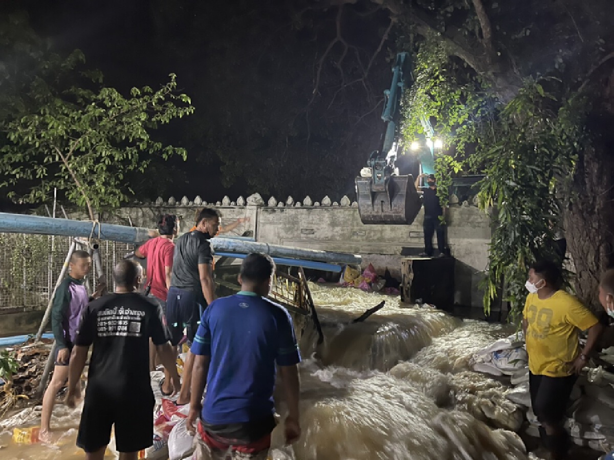 มวลน้ำเจ้าพระยาทะลักเข้าท่วมวัดต้นสนอ่างทอง