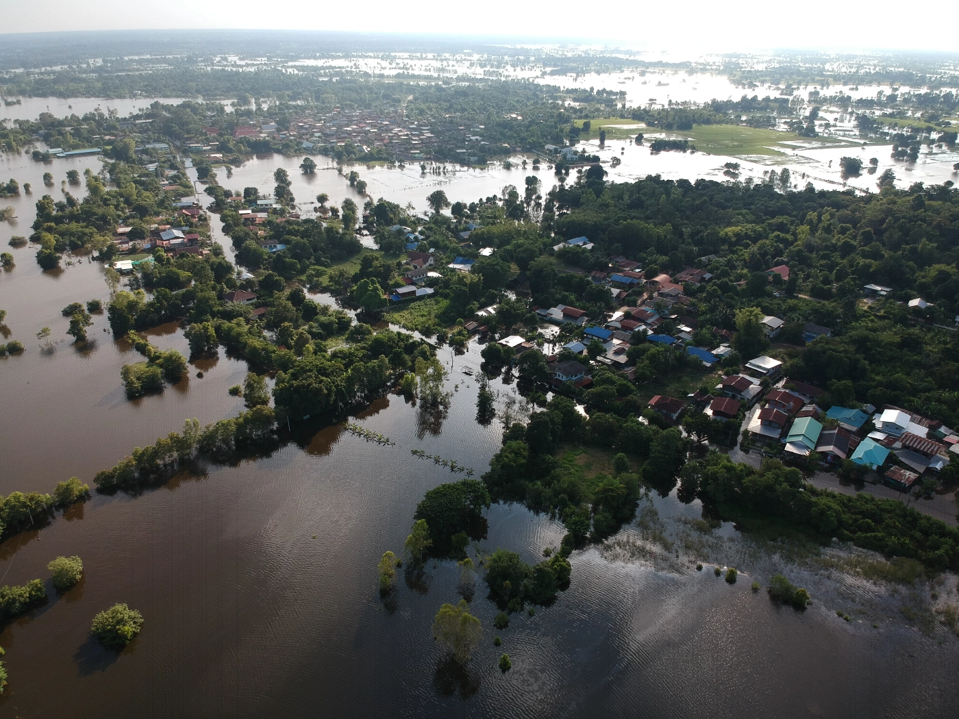 กู้ภัยลุยน้ำช่วยชาวบ้านถูกน้ำท่วม  วอนขอเอี๊ยมบูทกันน้ำ